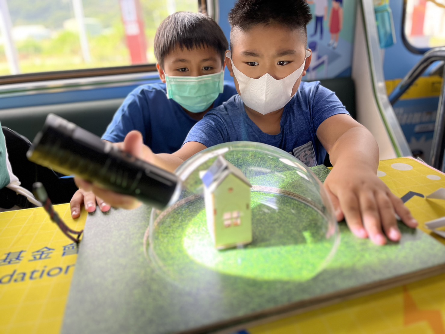 博天堂參與基礎科學主題車廂，以STEAM教學精神，設計「逐日科學家」、「太陽能工程師」以及「淨零建築師」三大能源科普課程和實驗
